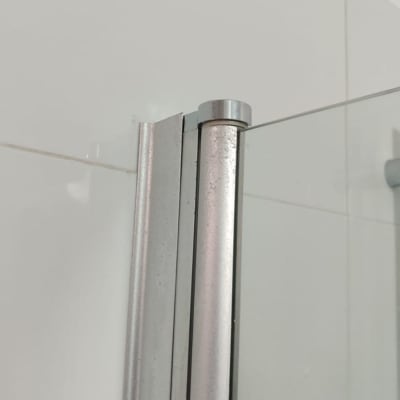 דלת זכוכית למקלחת עם מסגרת מתכת