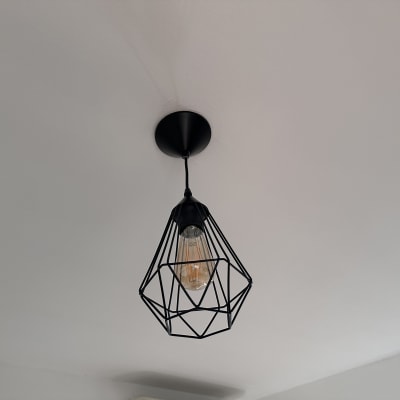 מנורת תקרה עם נורה בכלוב מתכת שחור