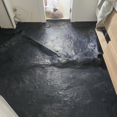 רצפה עם חומר איטום בחדר שיפוצים