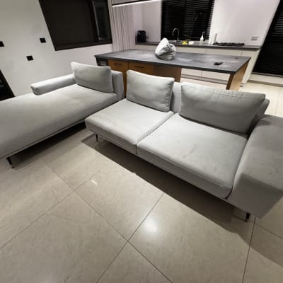 ספה אפורה במטבח מודרני עם רצפת אריחים בהירה