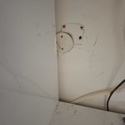 שקע חשמלי בקיר עם חוטים חשופים