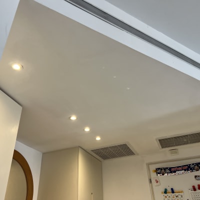 תקרת גבס עם תאורה שקועה ופתחי אוורור