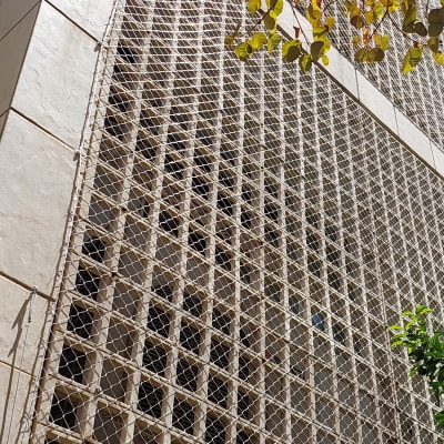 רשת הגנה על קיר למניעת כניסת יונים