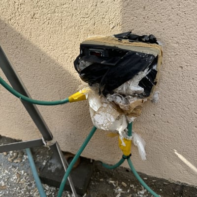 חוטים ירוקים מחוברים לשקע מכוסה בניילון שחור