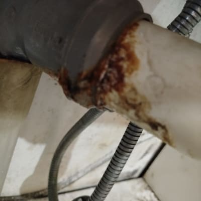 צינור חלוד עם חיבורים מתכתיים