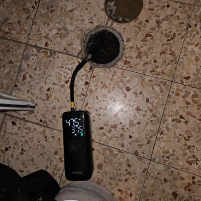 בדיקת אטימות בפתחי ניקוז ברצפה באמצעות מכשיר ייעודי לאיתור נזילות