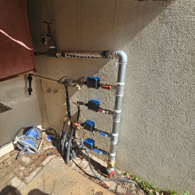 מערכת צינורות וברזים מותקנת על קיר חיצוני