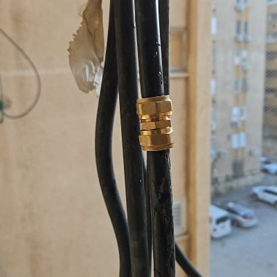 צינורות עם מחבר מתכת על רקע בניין