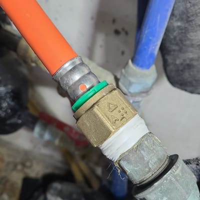 חיבור צינורות עם מחבר מתכת ואטם ירוק