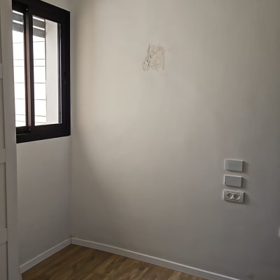 שקעי חשמל על קיר ליד מזגן מותקן