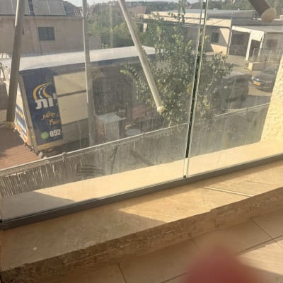 משאית הובלה נראית דרך חלון זכוכית