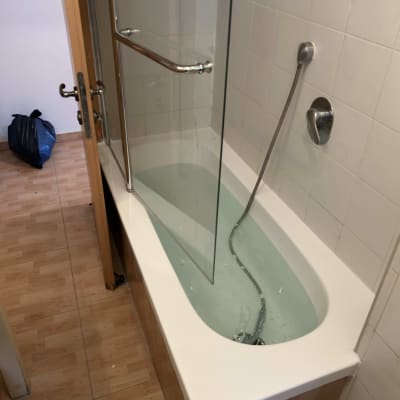 אמבטיה עם דלת זכוכית ומקלחת יד