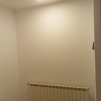 קיר צבוע עם רדיאטור מתחתיו