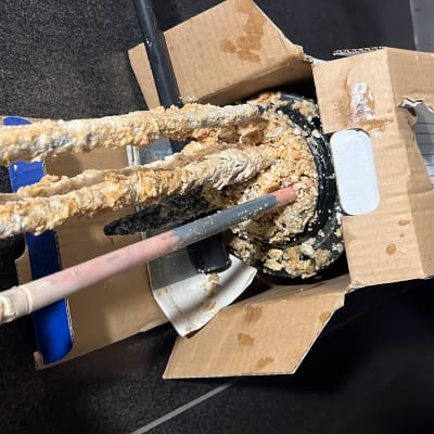 גוף חימום של דוד שמש מכוסה באבנית בתוך קופסה