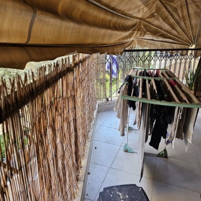 מרפסת עם סכך ובגדים תלויים לייבוש