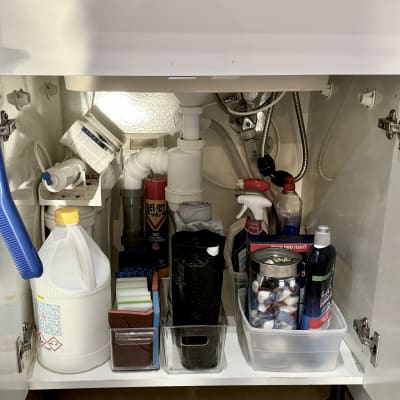 מוצרי ניקוי וארגון מתחת לכיור במטבח