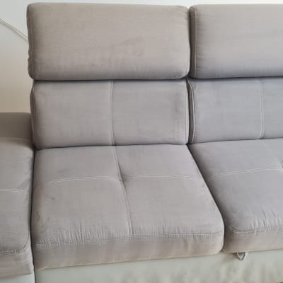 ספת בד אפורה נקייה לאחר ניקוי ריפודים