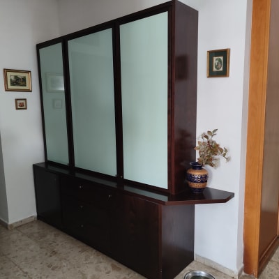 ארון עץ עם דלתות זכוכית, מוכן להזזה