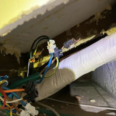 חוטי חשמל מחוברים ליד צינור מבודד