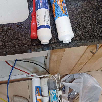 מסנן מים וכלים מתחת לכיור במטבח