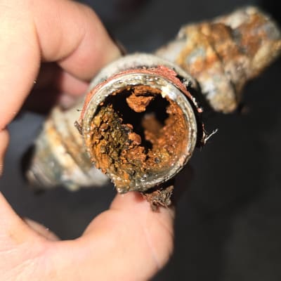 צינור חלוד עם קורוזיה ביד אדם