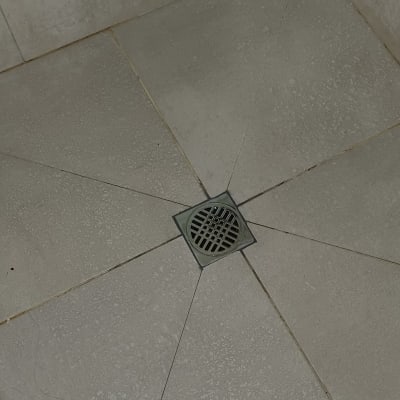 רצפת מקלחת עם ניקוז מרכזי