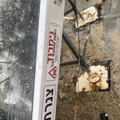 פאנל סולארי עם מדבקה על גג רטוב