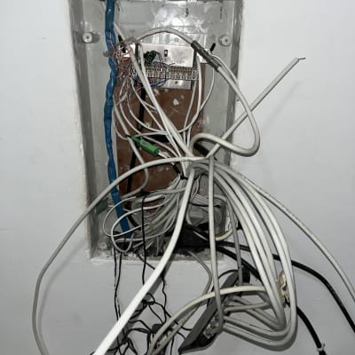 חוטי רשת וחשמל מחוברים לקופסה בקיר