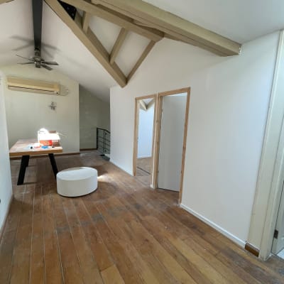 קירות גבס לבנים עם מסגרות עץ