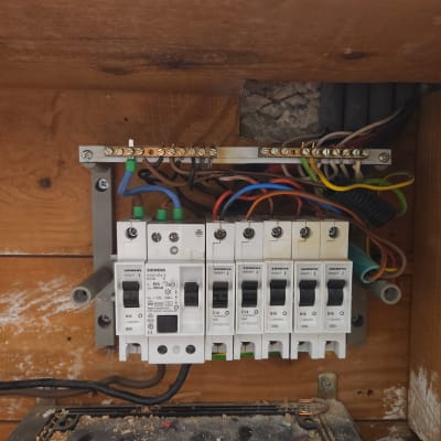 לוח חשמל עם מפסקים וחוטים צבעוניים