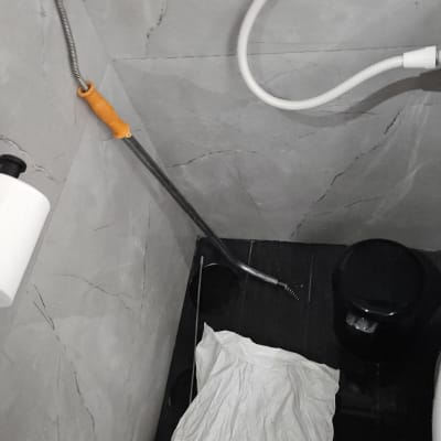 כלים וכלים בתחום האינסטלציה בחדר אמבטיה