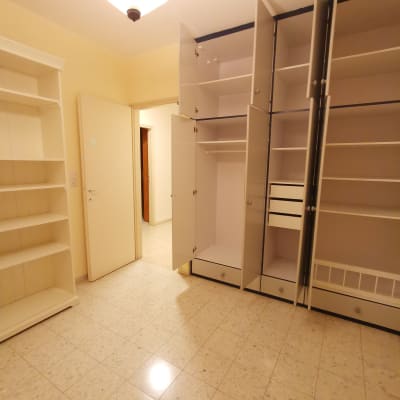 ארון פתוח עם מדפים ומגירות בחדר ריק