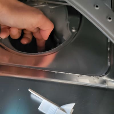 יד בתוך מכשיר חשמלי עם חלק פלסטיק