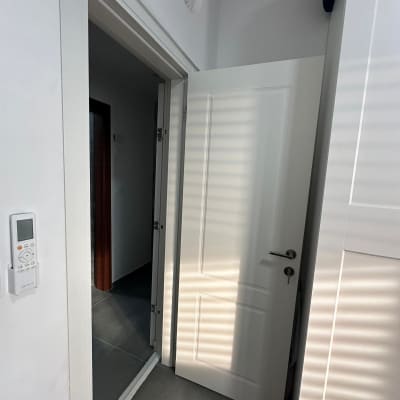 דלת לבנה פתוחה עם ידית כסופה