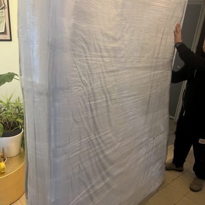 מזרן עטוף בניילון מוכן להובלה