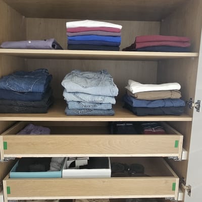 ארון בגדים מאורגן עם מדפים ומגירות