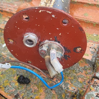 חלק מתכת עם חיבורים על גג רעפים