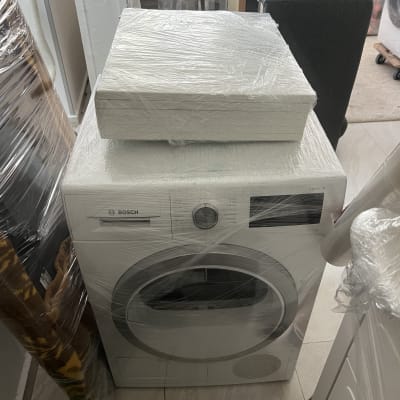 מכונת כביסה עטופה בניילון מוכנה להובלה