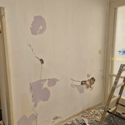 קיר עם קילופי צבע וסולם לידו