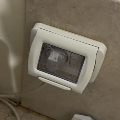 שקע חשמל עם כיסוי שקוף על קיר