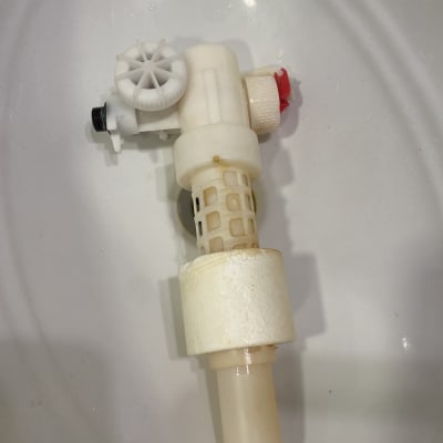 שסתום פלסטיק עם חלקים מכניים ואומים