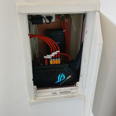 ארון תקשורת עם כבלים וציוד רשת