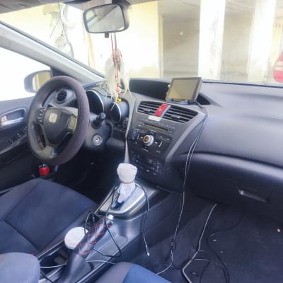 פנים רכב עם מערכת ניווט ותליון מראה