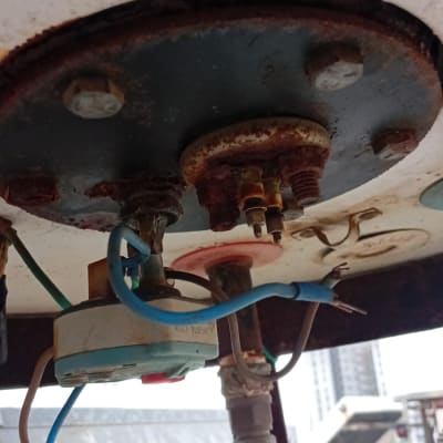 חלק תחתון של דוד שמש עם חיבורים חשמליים וצנרת