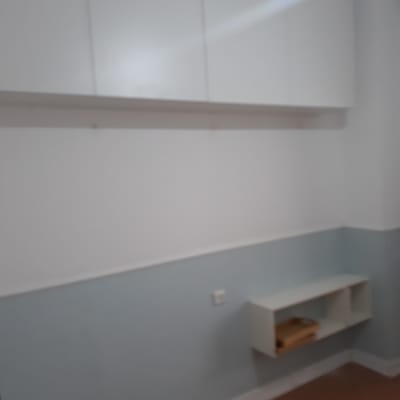 ארון קיר לבן ומדף תלוי על קיר