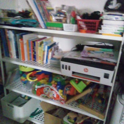 מדף עם צעצועים, ספרים ומדפסת