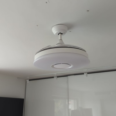 מנורת תקרה עגולה מותקנת על תקרה לבנה