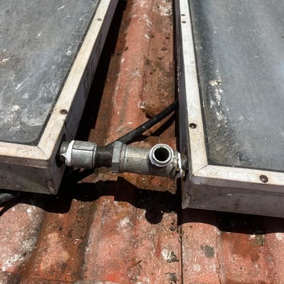 חיבור צינור בין שני קולטי שמש על גג רעפים