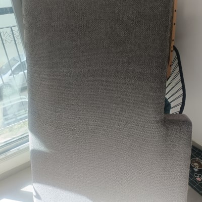 כרית ספה ליד חלון עם אור שמש