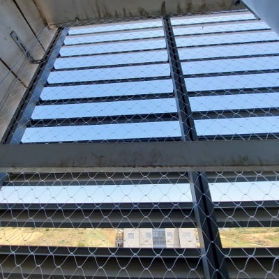 רשת מתכת מותקנת על חלון למניעת כניסת יונים